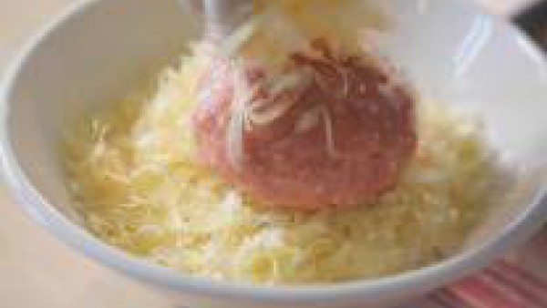 Haz 6 bolas de carne de idéntico tamaño. Bate el huevo que te queda y pasa las bolas de carne por él huevo batido y, a continuación, por el queso rallado. Colócalas en una bandeja que pueda ir al horn