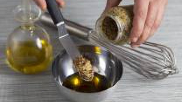 Prepara la vinagreta: con las varillas mezcla la mostaza, el vinagre, el aceite y 1/4 de pastilla de Avecrem que la vinagreta quede ligada.
