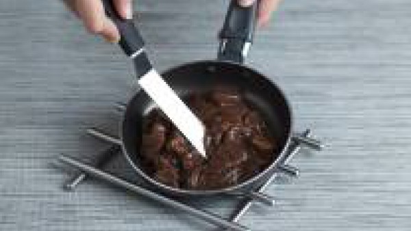 Vierte el vasito de vino tinto por encima y deja que se evapore. Añade el vaso de Caldo Casero de Carne 100% Natural Gallina Blanca y deja cocinar hasta que espese y quede una salsa.
