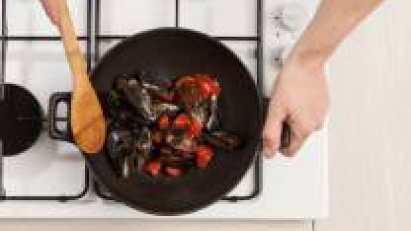 Lava los mejillones, limpia y quita la tierra y déjalos abrir en una sartén con una cucharada de aceite de oliva virgen extra. Añade después el Sofrito de Tomate y Verduras Gallina Blanca. 