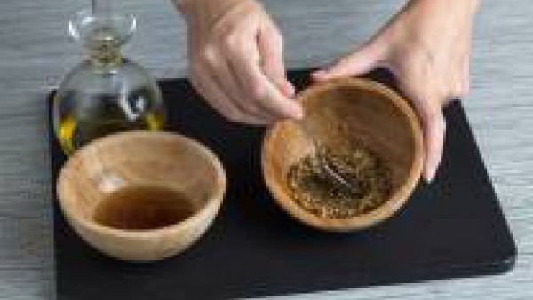 Mezcla el aceite de oliva con el vinagre, la mostaza y una pastilla de Avecrem Dúo Paella de Pescado.