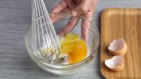 Bate el huevo con el azúcar y la canela
