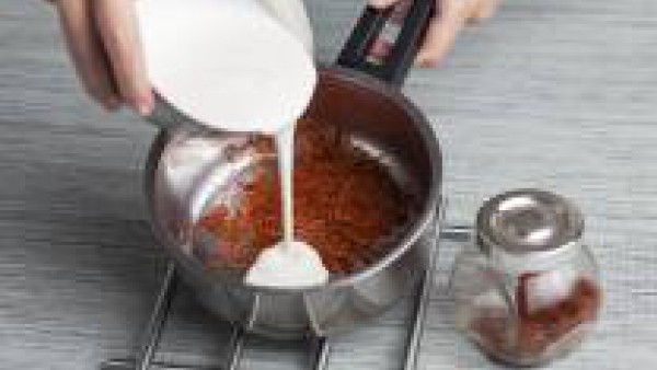 Prepara la salsa de azafrán: pica la cebolleta y dórala en una cazuela con un chorrito de aceite de oliva. Cuando tome color, añade la nata y las hebras de azafrán y cocina unos 10 min. Tritura la sal