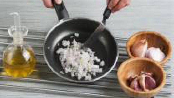 Pela y corta la cebolla, añádela a la cazuela y déjala rehogar. Agrega el tomate maduro cortado en cuartos, añade una pizca de Avecrem y deja cocinar.