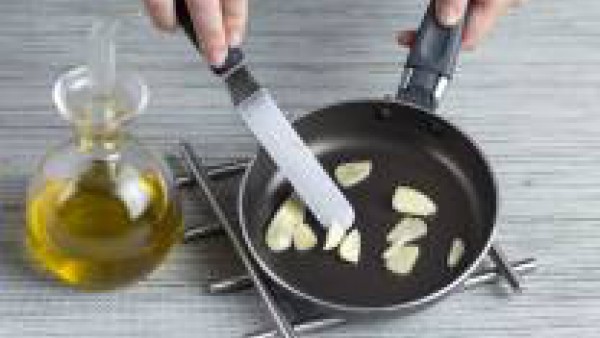 Agrega las hojas de espinaca a la olla, dejando algunas para decorar; vierte el caldo y cuécelo durante 3 min; añade la leche, la mitad de la nata y deja cocer a fuego suave 3 minutos más. Echa los qu