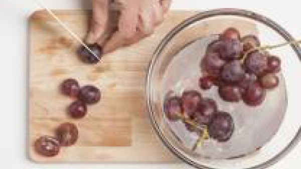 Lava las uvas, córtalas por la mitad