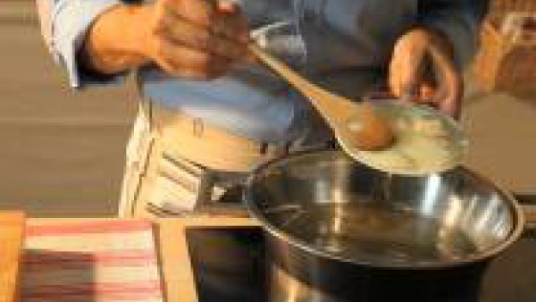 Pon a rehogar la cebolla a fuego lento en una olla con la mantequilla y un chorrito de aceite de oliva. Cuando esté bien blanda, y antes que tome color,  añade la calabaza pelada, sin semillas y troce