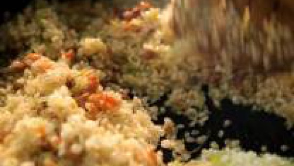 Añádele la pastilla de Avecrem y deja que se deshaga. Mézclale el arroz y deja que se anacare: se trata de rehogarlo unos instantes para que se caliente y empiece a tomar el sabor de los otros ingredi
