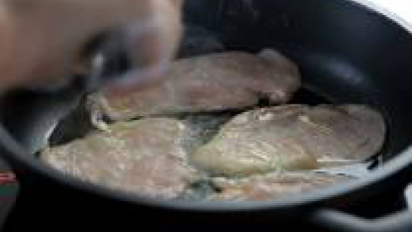 Rehoga los filetes de pechuga de pollo en una sartén con un poco de aceite de oliva. Cuando empiecen a tomar color, añade el Sofrito de Tomate y Cebolla Gallina Blanca y remueve un poco. Rehoga unos m