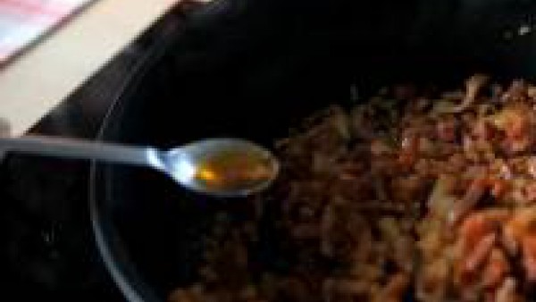 Cuando empiecen a tomar color, añade la cebolla, picada, el tomate rallado y rehoga unos minutos. Si queda demasiado aceitoso, retira el aceite sobrante con una cuchara.