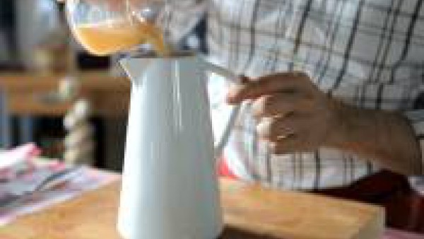 Rehoga todo unos minutos. Mezcla en una jarra la leche y el Caldo Casero de Pescado 100% Natural. Cubre el pescado con la mezcla de leche y caldo, sazona con nuez moscada y cuece a fuego muy lento dur