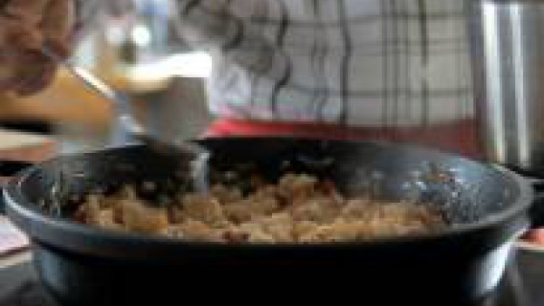 Pocha la cebolla en una sartén con un poco de aceite de oliva junto con el ajo y el pimiento rojo.