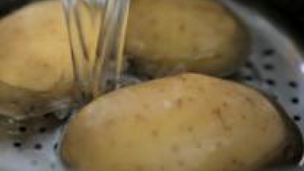 Pon las patatas, con su piel, en una olla y cúbrelas con agua fría. 