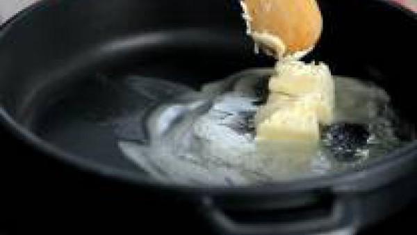 Rehoga la cebolla con la mantequilla