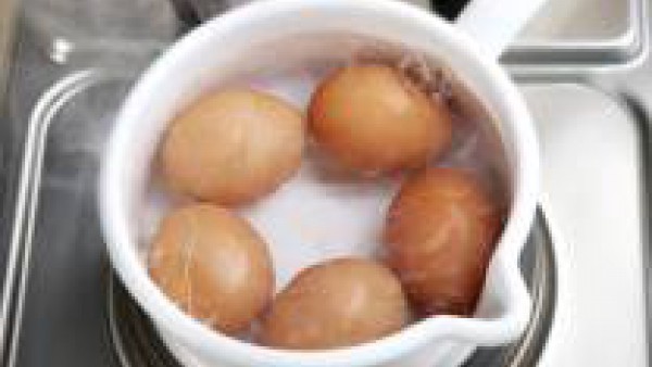 Corta los huevos duros por la mitad y reserva. Haz una bechamel siguiendo las instrucciones