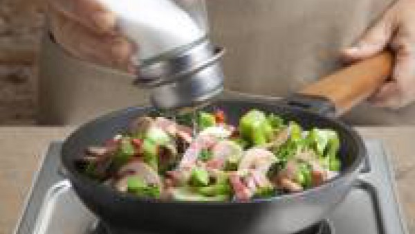 Prepara la salsa Bechamel para Gratinar siguiendo las instrucciones del sobre.