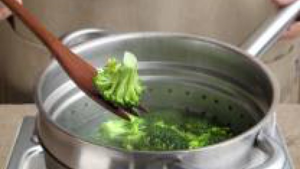 Cuece el brócoli en agua con una pastilla de Avecrem Verduras -30% de Sa .. Cuando esté listo, escúrrelo. Mientras, saltea el bacon hasta que esté doradito. En ese momento, añade los champiñones y sal