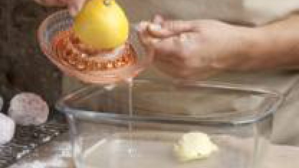 En una fuente apta para microondas, vierte un vaso de agua, el zumo de limón y la mantequilla y cuécelo en el microondas durante dos minutos a máxima potencia. Luego añade las albóndigas y cuécelas du