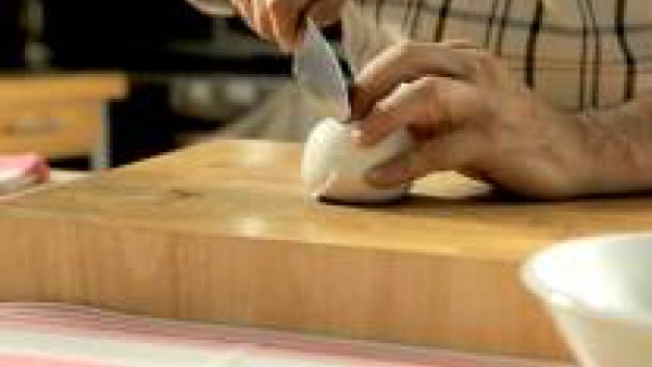 Escurre bien la mozzarella y córtala a rodajas. Lava los tomates y córtalos también a rodajas.