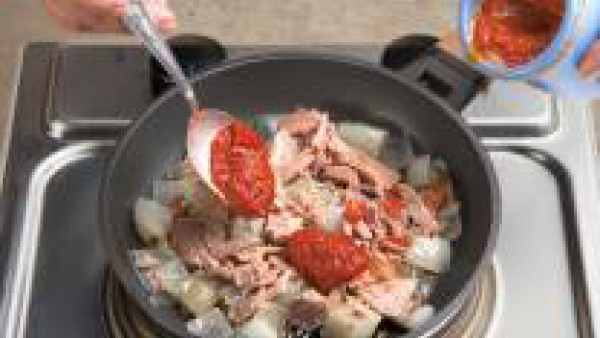Prepara las láminas de lasaña siguiendo las instrucciones. Corta la cebolla en trozos grandes y póchala en una sartén. Cuando la cebolla esté transparente, añade el atún con su aceite y el Tomate Frit