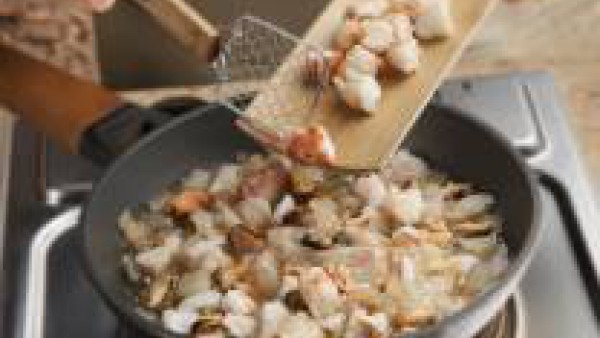 En una sartén, sofríe el resto de la cebolla y añade la carne de los pescados y mariscos. Prepara la bechamel siguiendo las instrucciones del envase y añádele parte del caldo. Mezcla parte de la becha