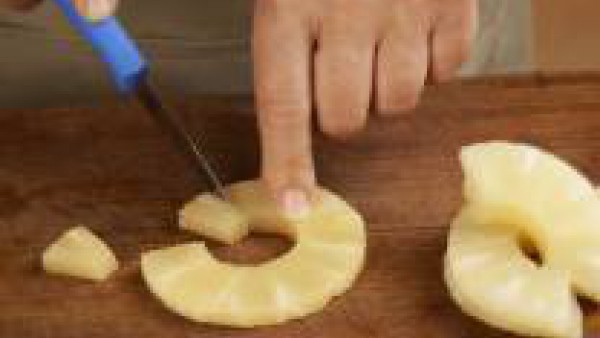 Escurre bien las rodajas de piña y córtalas en trozos pequeños. 