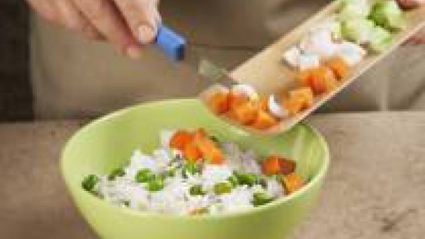 Prepara una vinagreta con la pimienta, la sal, el aceite, el zumo de un limón y la pastilla Avecrem Caldo de Pollo desmenuzada. Mezcla el resto de ingredientes y aliña.