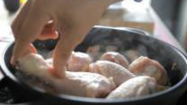 Añade los muslos de pollo, limpios de plumas y salpimentados, y cuécelos ligeramente por todos los lados. Seguidamente, espolvorea por encima del pollo la pastilla de Avecrem Caldo de Pollo Gallina Bl