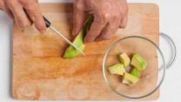 Cortar el aguacate en trozos grandes y colocarlo en un recipiente; para que no ennegrezca rociar con un poco de zumo de limón.