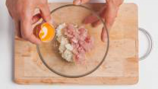 Remoje las migas de pan en la leche; cortar la pechuga de pollo con el cuchillo o cómprela troceada.  En un tazón, machacar los ajos, añadir la carne, las migas bien escurridas, el perejil picado y el