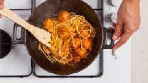 Haz las albóndigas y fríelas en aceite caliente. En una sartén calienta el tomate triturado con una pastilla de Avecrem Dúo Salsa de Tomate desmenuzada con el aceite de oliva virgen extra y, a continu