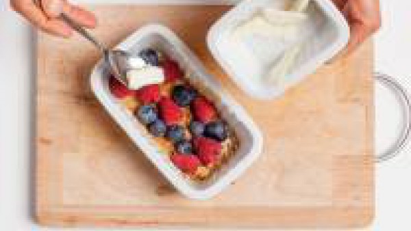 Añadir los frutos rojos lavados y cubrir con unos copos de mantequilla.  En un recipiente aparte, preparar el crumble con la harina, el azúcar y la mantequilla a temperatura ambiente: trabajar la masa