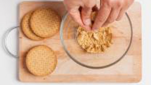 Rompe las galletas en trozos pequeños que usaremos para la base del pastel.