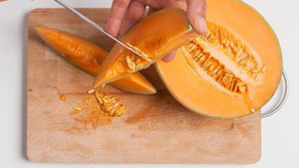 Quitar la piel y las semillas del melón, cortar en trozos. 