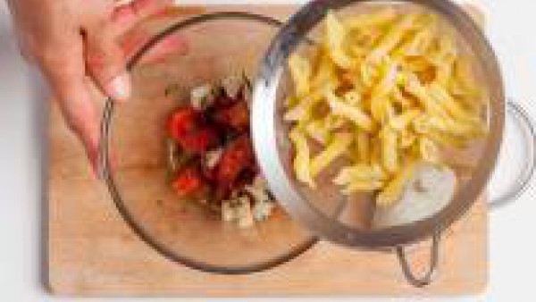 En un bol vierte un bote de Tomate Frito de Gallina Blanca, pon los tomates frescos, la albahaca picada, el queso mozzarella bien escurrido, y añade el aceite de oliva virgen extra. Incorpora la pasta