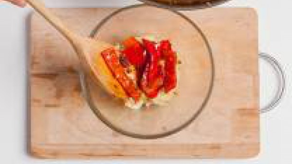 Añade los pimientos y saltéalos con el sofrito. Mezclarlo todo bien.  Engrasa los moldes para el horno con aceite y cubre con el pan rallado. Vierte la mezcla en los moldes individuales, cuidando de n