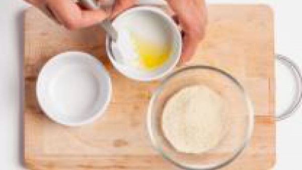 En un bol, batir los huevos con un poco de sal y pimienta, añadir el pan rallado 
