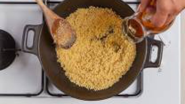 Añade el Caldo Casero de Verduras 100% Natural en esta proporción: 1 parte de cuscús con 1,5 volumen de caldo.   Retira del fuego, tapa la olla y deja reposar el cuscús por lo menos durante 5 minutos.