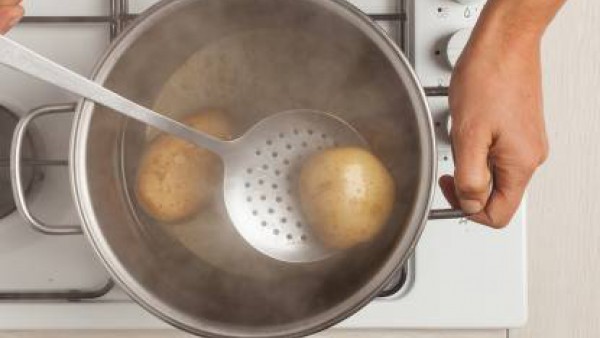 En un tazón, machaca las patatas previamente cocidas, agrega los champiñones y el huevo batido. Mezcla bien todos los ingredientes y luego, con las manos, formar las croquetas. Pasa las croquetas en l