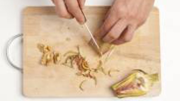 Corta las alcachofas por la mitad y en rodajas muy finas. Cortar las cebolla muy fina, rehógala en aceite de oliva virgen extra, añade las alcachofas, tápalas y cocina durante 10 minutos.  Por otro la