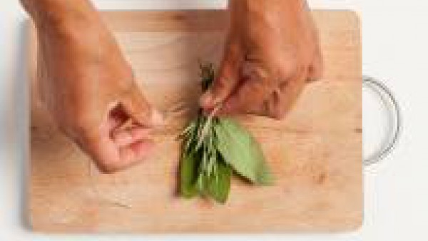Preparar un ramo de hierbas - salvia, hojas de laurel, romero fresco - atar con un hilo de cocina.