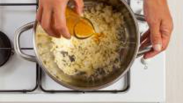 Vierte el Caldo Casero de Carne 100% Natural y deja cocer durante al menos 40 min.  Mientras tanto, pela las patatas y machácalas para hacer un puré. En un recipiente, pon el puré de patatas con el ca