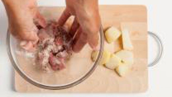 Pasa la carne por la harina y dora en una base de aceite, ajo, salvia y romero. A continuación, añade el caldo de carne y una cucharadita de sofrito.