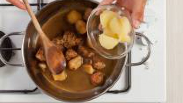 Continúa la cocción durante 20 minutos. Añade las patatas y cocina a fuego lento durante al menos otros 20 minutos. Sirve el guiso de jabalí caliente.