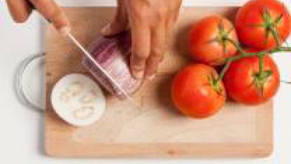 Corta las verduras en rodajas no muy finas y deja las berenjenas cortadas a reposar espolvoreadas con sal gruesa durante al menos 30 min. Así perderán el agua amarga.