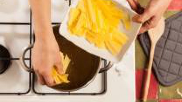 Enrolla una a una las hojas de lasaña y con un cuchillo afilado cortar en tiras de un espesor de 2 o 3 cm. Cocínalas como especifica en el envase y agrégalas al caldo hirviendo. Sirve con un poco de q