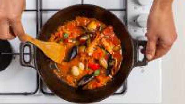 Cuece las verduras durante 10 minutos con el fuego fuerte y con 3 cucharadas de Tomate Frito Gallina Blanca, las almejas y los mejillones. Tapa y continúa la cocción durante otros 10 minutos. De esta 