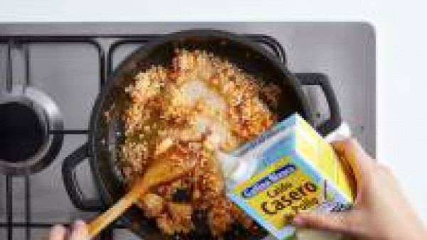 Rehoga dos minutos el arroz con el resto de ingredientes y añade el caldo hirviendo. Cuece 18 minutos a fuego medio removiendo de vez en cuando. Deja reposar dos minutos más y sirve.