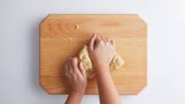 En un bol, mezcla la harina, la manteca de cerdo, el aceite de oliva y el Caldo Casero de Carne 100% Natural. A continuación, amasa hasta obtener una mezcla homogénea. Cubre la masa con papel film y p