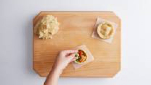 Rellena las empanadas con unos trozos de cordero, una cucharada pequeña de sobrasada y unos cuantos guisantes. Con un rodillo, estira un trozo de masa con un grueso de unos 4mm. Tapa la tartaleta y re